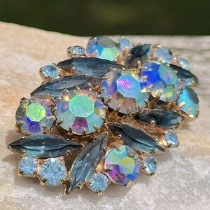 🤩 Vintage Aurora Borealis AB Sapphire Blue Rhinestone Brooch